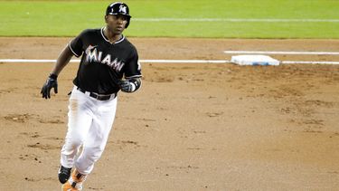 Ozuna pega jonrón y Marlins apabullan a Cardenales