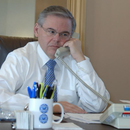 Desestima juez cuatro cargos de corrupción contra el senador Bob Menendez