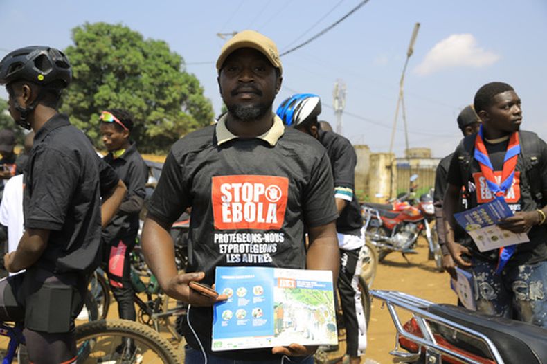 Residentes y trabajadores de primera línea participan en una campaña de concienciación sobre el ébola en Beni, en la provincia de Kivu Norte, en el este de República Democrática del Congo, el 21 de agosto de 2026. (AP Foto/Sebastien Kitsa Musayi)