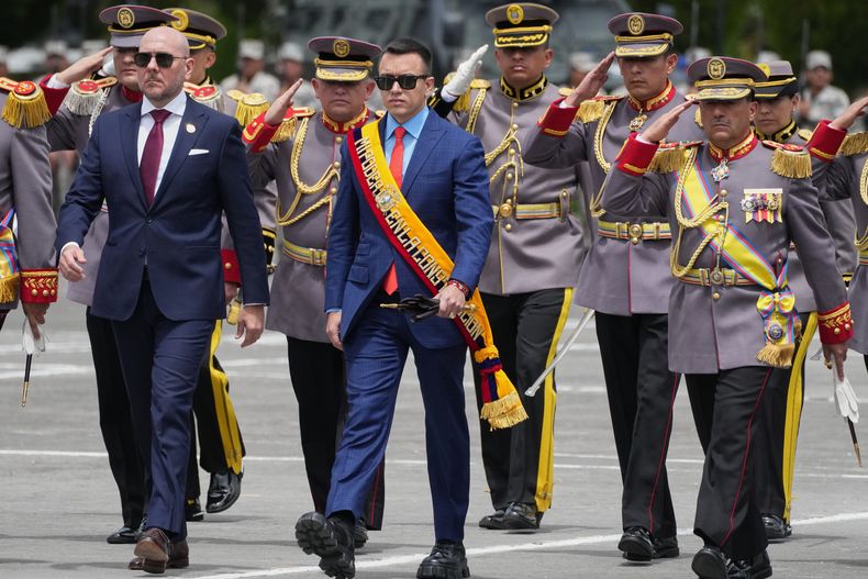El presidente Daniel Noboa, en el centro, el ministro de Defensa Gian Carlo Loffredo, a la izquierda, y el nuevo jefe del Ejército, el general Henry Delgado, llegan a la ceremonia de cambio de mando en Quito, Ecuador, el miércoles 26 de noviembre de 2025. (AP Foto/Dolores Ochoa)