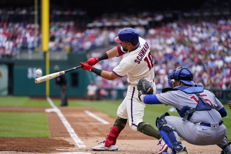 Kyle Schwarber, de los Filis de Filadelfia, conecta un grand slam en el juego del sábado 20 de mayo de 2023, ante los Cachorros de Chicago (AP Foto/Matt Rourke)
