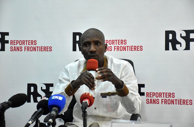 En esta imagen publicada por Reporteros Sin Fronteras, el periodista de Burkinabe Atiana Serge Oulon habla en una conferencia de prensa en Dakar, Senegal, el 3 de abril de 2023. (Reporteros Sin Fronteras via AP)
