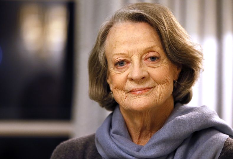 ARCHIVO - La actriz británica Maggie Smith posa en Londres el 16 de diciembre de 2015. Smith, que ganó un Oscar por The Prime of Miss Jean Brodie en 1969 además de destacar en los filmes de Harry Potter y la serie Downton Abbey ha fallecido a los 89 años.. (Foto AP/Kirsty Wigglesworth,archivo)