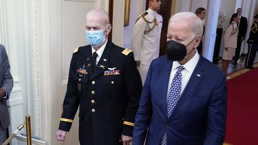 El presidente Joe Biden llega acompañado del capitán Larry Taylor, un piloto del Ejército en la Guerra de Vietnam que arriesgó su vida para rescatar a un equipo de reconocimiento que estaba a punto de ser arrasado por el enemigo, para premiarlo con la Medalla de Honor, durante una ceremonia el martes 5 de septiembre de 2023, en la Casa Blanca, en Washington. (AP Foto/Jacquelyn Martin)
