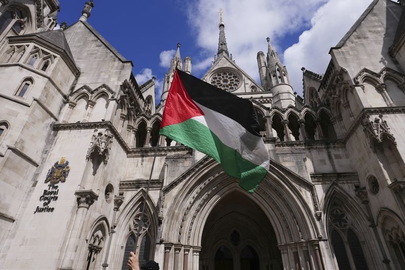 Una bandera palestina frente al tribunal en Londres el 21 de julio del 2025. (AP foto/Kirsty Wigglesworth)