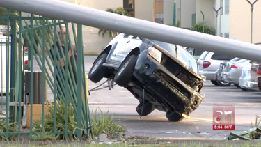 estudiante pierde el control de su camioneta y se estrella contra varios carros de un condominio de hialeah