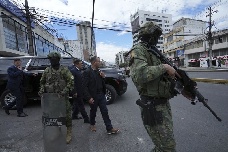 La seguridad rodea el automóvil del presidente de Ecuador, Daniel Noboa, cuando sale de la estación de radio Canela donde dio una entrevista en Quito, Ecuador, el miércoles 10 de enero de 2024. Noboa, quien llegó al poder en noviembre con la promesa de traer la paz al país sudamericano, emitió un decreto diciendo que el país plagado de violencia había entrado en un conflicto armado interno. (Foto AP/Dolores Ochoa)