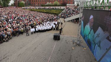 americateve | Una multitud se congreg&oacute; en el santuario de la Misericordia de Dios en Cracovia, Polinia, el domingo 27 de abril de 2014, para seguir la ceremonia de canonizaci&oacute;n del papa Juan Pablo II, nacido en Polonia. (Foto de AP/Czarek Sokolowski)
