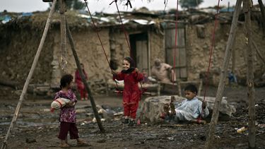 americateve | Refugiados afganos destejan la festividad musulmana de Eid al-Adha en las afueras de  Islamabad, Pakist&aacute;n, el jueves, 17 de octubre del 2013. (Foto AP/Muhammed Muheisen)