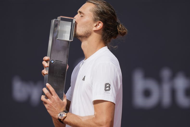 El alemán Alexander Zverev le da un beso al trofeo tras vencer en la final del Abierto de Munich a Ben Shelton el domingo 20 de abril del 2025. (AP Foto/Matthias Schrader)