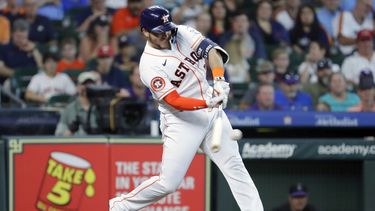 Yainer Díaz de los Astros de Houston batea un jonrón de dos carreras ante los Rockies de Colorado, el miércoles 5 de julio de 2023, en Houston. (AP Foto/Michael Wyke)