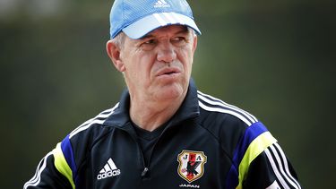 americateve | El t&eacute;cnico de la selecci&oacute;n de Jap&oacute;n, el mexicano Javier Aguirre, sale de la cancha tras un entrenamiento el 12 de octubre de 2014 en Singapur. (AP Photo/Wong Maye-E, File)