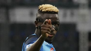 Victor Osimhen celebra tras anotar el primer gol del Napoli en la victoria 2-0 ante Sampdoria en la Serie A italiana, el domingo 4 de junio de 2023, en Nápoles. (AP Foto/Andrew Medichini)