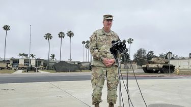 El mayor general Scott Sherman, comandante de la Fuerza de Tarea 51, que supervisa el despliegue de elementos de Guardia Nacional y los marines en Los Ángeles, habla a reporteros en la base en Los Alamitos, California, el 11 de junio del 2025. (AP foto/Amy Taxin)
