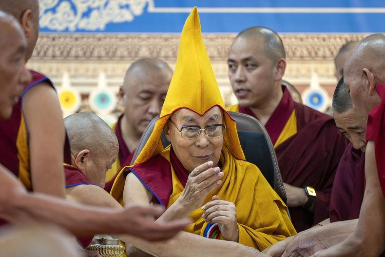 El líder espiritual tibetano Dalái Lama preside un evento por su 90 cumpleaños según al calendario tibetano en el templo de Tsuglakhang en Dharamshala, India, el lunes 30 de junio de 2025, antes de su cumpleaños según el calendario gregoriano, el 6 de julio. (AP Foto/Ashwini Bhatia)