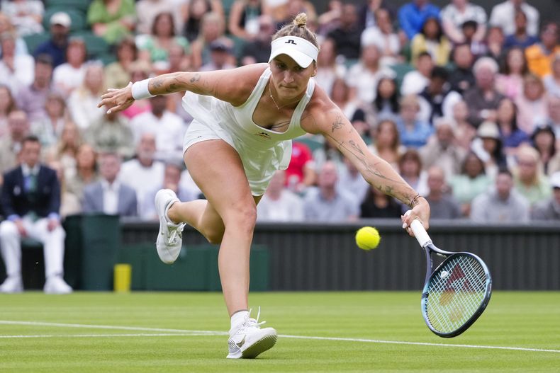 ARCHIVO - Foto del 2 de julio del 2024, la checa Marketa Vondrousova con un derechazo en el duelo de primera ronda de Wimbledon ante la española Jessica Bouzas Maneiro. El miércoles 21 de agosto del 2024, Vondrousova anuncia que se sometió a una cirugía de hombro. (AP Foto/Kirsty Wigglesworth, Archivo)