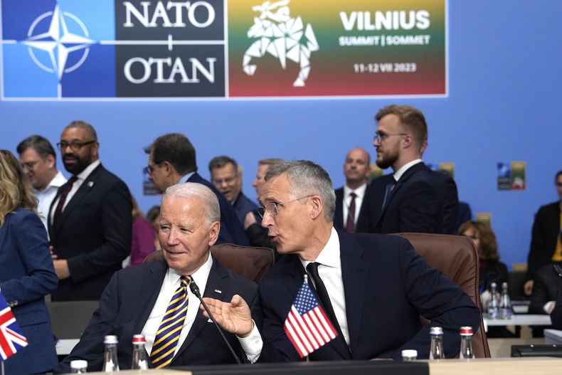 El secretario general de la OTAN Jens Stoltenberg (d) con el presidente estadounidense Joe Biden en Vilna, Lituania, el 12 de julio del 2023. (Foto AP /Pavel Golovkin)