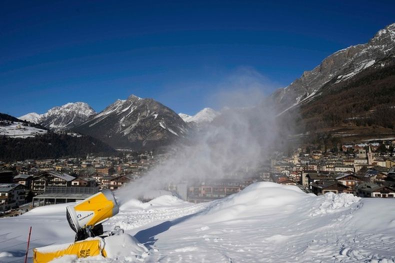 ARCHIVO - Un cañón de nieve pulveriza nieve artificial en el Centro de Esquí Stelvio, sede de las disciplinas de esquí alpino y esquí de montaña en los Juegos Olímpicos de Invierno Milán-Cortina 2026, en Bormio, Italia, el 16 de enero de 2025. (Foto AP/Luca Bruno, Archivo)