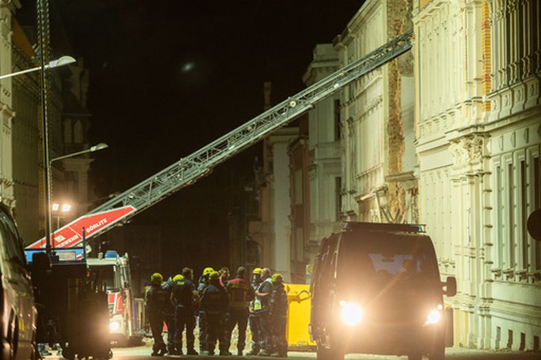 Personal de emergencias trabaja junto a los escombros de una vivienda derruida en el centro de Görlitz, Alemania, el lunes 18 de mayo de 2026. (Paul Glaser/dpa via AP)