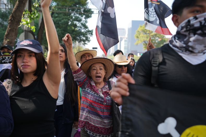Personas participan en una marcha antigubernamental exigiendo la liberación de los arrestados durante el fin de semana en una protesta de la Generación Z en la Ciudad de México, el jueves 20 de noviembre de 2025. (AP Foto/Claudia Rosel)