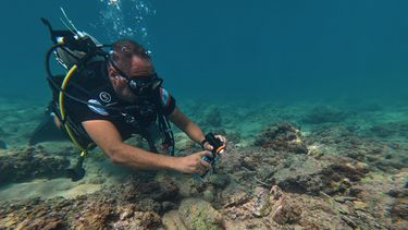 Youssef Jundi, gerente del centro de buceo Lebanon Diving Center, graba en video fragmentos de cerámica antigua en un yacimiento arqueológico cercano a la costa, en la ciudad portuaria de Tiro, el jueves 17 de septiembre de 2026, en el sur de Líbano. (AP Foto/Bilal Hussein)