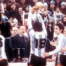 El presidente de Argentina Jorge Rafael Videla, al centro, después de entregar la Copa del Mundo al capitán de la selección argentina Daniel Passarella (19), durante la ceremonia de premiación luego de la final del Mundial ante Holanda, el 25 de junio de 1978, en Buenos Aires. (AP Foto/Heinz Ducklau)