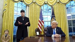 El presidente Donald Trump escucha mientras Elon Musk, acompañado por su hijo X Æ A-Xii, habla en el Despacho Oval de la Casa Blanca, el martes 11 de febrero de 2025, en Washington. (foto/Alex Brandon)