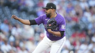 El abridor de los Rockies de Colorado German Marquez trabaja la primera entrada frente a los Cardenales de San Luis el lunes 10 de abril del 2023. (AP Foto/David Zalubowski)