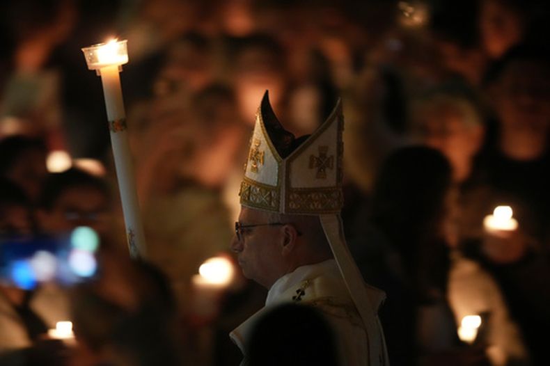 El papa León XIV llega a la vigilia de Pascua en la Basílica de San Pedro en el Vaticano, el sábado 4 de abril de 2026. (AP Foto/Andrew Medichini)