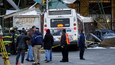 americateve | Un autob&uacute;s de la Autoridad Metropolitana de Transporte y un cami&oacute;n se observan estrellados contra un andamio en la calle 14 y S&eacute;ptima Avenida en Nueva York, el mi&eacute;rcoles 12 de febrero de 2014. Una persona muri&oacute; y otras c