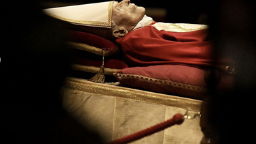 Difundieron las primeras imágenes del cuerpo de Benedicto XVI en la capilla ardiente del Vaticano