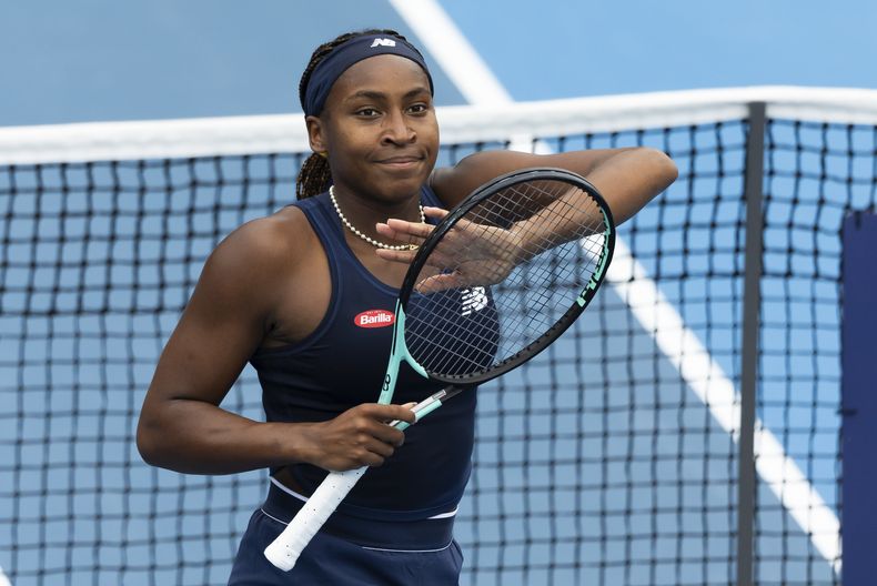 La estadounidense Coco Gauff celebra luego de doblegar a la francesa Varvara Gracheva en los cuartos de final del torneo de Auckland, Nueva Zelanda, el viernes 5 de enero de 2024 (Brett Phibbs/Photosport via AP)