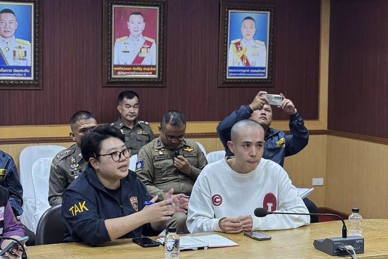 En esta imagen proporcionada por la Real Policía Tailandesa, el actor chino Wang Xing, a la derecha, habla con agentes tailandeses en el distrito de Mae Sot, en la frontera con Myanmar, provincia de Tak, el martes 7 de enero de 2025. ( Real Policía Tailandesa, via AP)