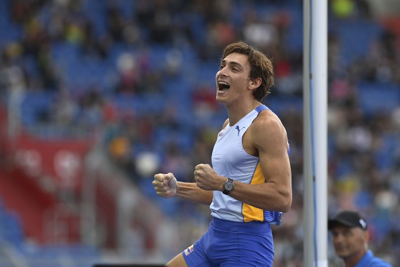 El saltador de pértiga sueco Arnaud Duplantis reacciona luego de su mejor salto de la temporada, durante la cita de Golden Spike en Ostrava, República Checa este martes 27 de junio de 2023 (Jaroslav Ozana /CTK via AP)
