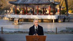 El primer ministro de Canadá, Mark Carney, habla con los medios en el Parque Ritan en Beijing, China, el viernes 16 de enero de 2026. (Foto AP/Vincent Thian)