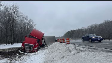 Un camión con remolque con un cargamento de naranjas se ve a un costado de la carretera tras patinar en el Maine Turnpike, la mañana del miércoles 11 de diciembre de 2024 en New Gloucester, Maine. (AP Foto/David Sharp)