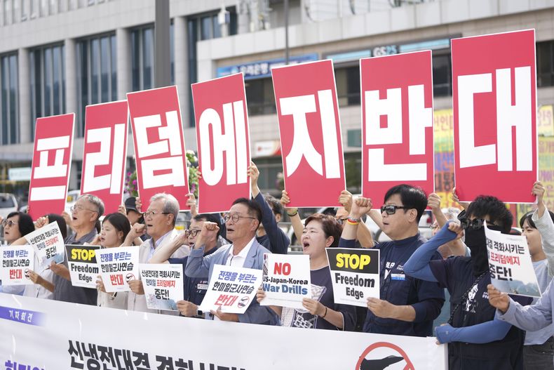 Manifestantes gritan consignas durante una conferencia de prensa en rechazo al ejercicio militar denominado Freedom Eagle, el lunes 15 de septiembre de 2025, en Seúl. Corea del Sur. (AP Foto/Lee Jin-man)