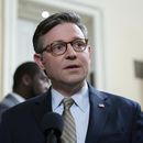 El presidente de la Cámara de Representantes, Mike Johnson, habla con reporteros tras la aprobación del proyecto de ley de financiación para evitar el cierre del gobierno en el Capitolio, Washington, el viernes 20 de diciembre de 2024. (AP Foto/Jose Luis Magana)