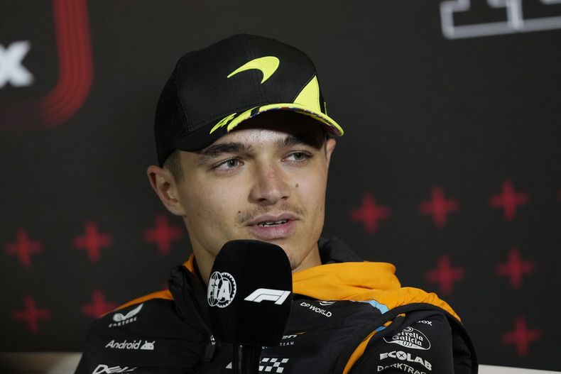 El piloto de McLaren, Lando Norris, de Gran Bretaña, responde a los medios durante una conferencia de prensa de cara al Gran Premio de Gran Bretaña, en el circuito de Silverstonoe, Inglaterra, el jueves 4 de julio de 2024. (AP Foto/Luca Bruno)