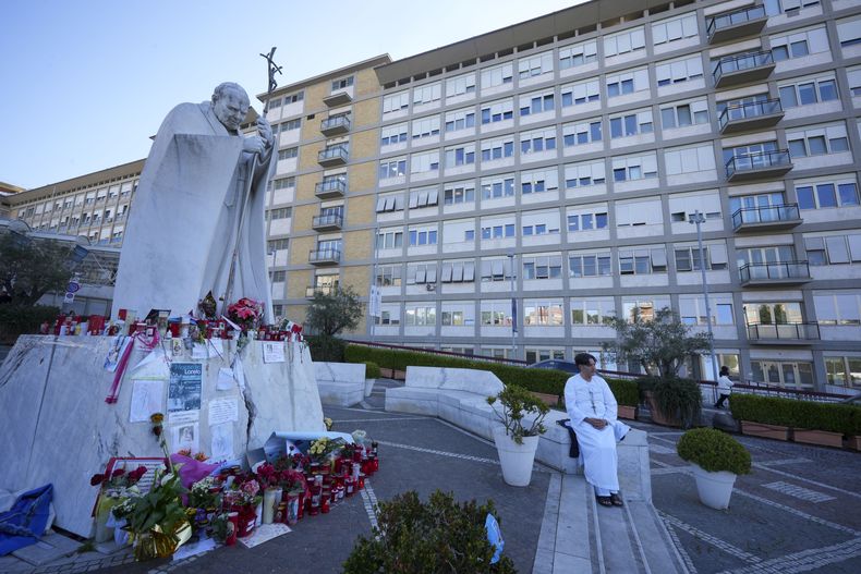 Un hombre reza por el papa Francisco frente al Hospital Gemelli en Roma, el jueves 6 de marzo de 2025, donde el pontífice está hospitalizado desde el 14 de febrero. (AP Foto/Andrew Medichini)