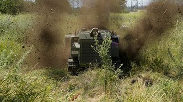 ARCHIVO - Un vehículo robótico militar ruso detona una mina terrestre en una misión de remoción de minas en Mariúpol, en el este de Ucrania, el 13 de julio de 2022. Esta foto fue tomada durante un viaje organizado por el Ministerio de Defensa de Rusia. (AP Foto, Archivo)