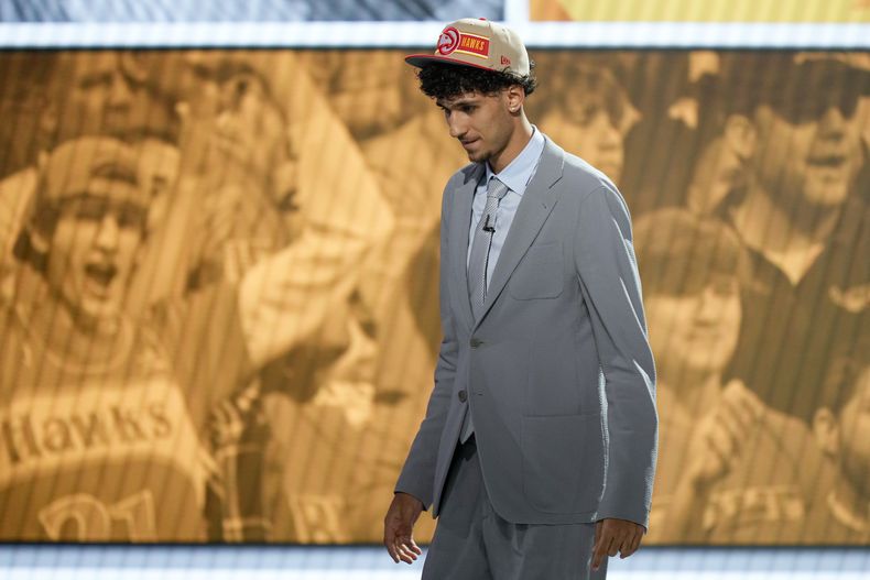 El francés Zaccharie Risacher camina en el escenario tras ser reclutado por los Hawks de Atlanta como la primera selección del draft, el miércoles 26 de junio de 2024 en Nueva York (AP Foto/Julia Nikhinson)