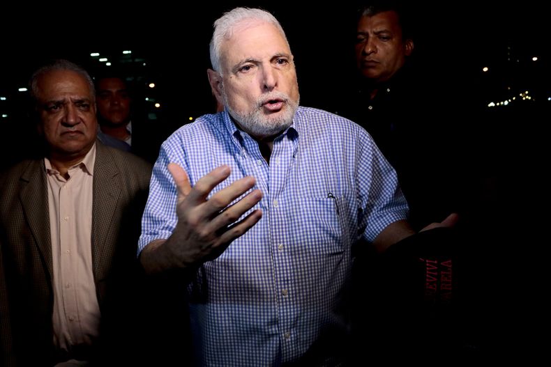 ARCHIVO - El expresidente de Panamá, Ricardo Martinelli, habla con reporteros cerca de su casa, en Ciudad de Panamá, el 9 de agosto de 2019. Martinelli fue sentenciado el 18 de julio de 2023 a más de 10 años de prisión por lavado de dinero en un caso relacionado a la compra de una empresa de medios. (Foto AP/Eric Batista, archivo)