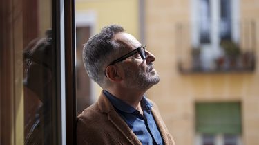 El cantante uruguayo Jorge Drexler posa durante una entrevista con The Associated Press en Madrid, España, el miércoles 3 de abril de 2024. (Foto AP/Manu Fernández)
