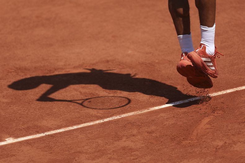Felix Auger-Aliassime saca ante Fabio Fognini en la primera ronda del Abierto de Francia, el lunes 29 de mayo de 2023, en París. (AP Foto/Aurelien Morissard)