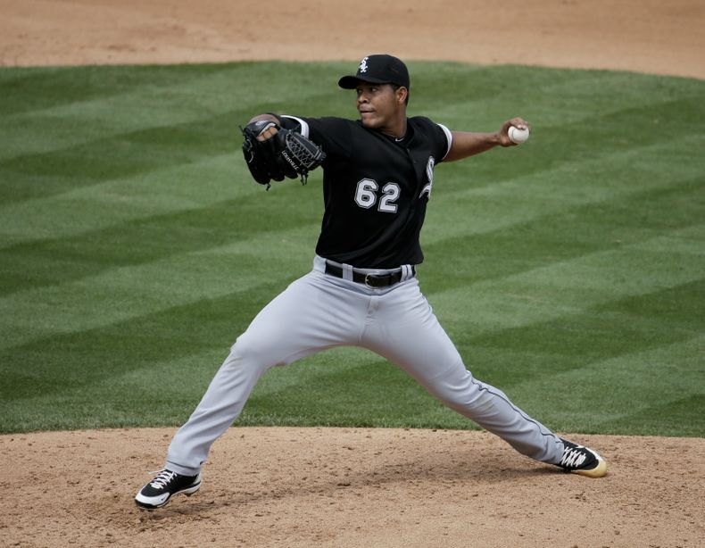 Jos&eacute; Quintana tirando contra los Rockies en un juego de exhibici&oacute;n el 23 de marzo del 2014 en Scottsdale, Arizona. El colombiano firm&oacute; por cinco a&ntilde;os y 21 millones de d&oacute;lares con Chicago. (AP Photo/Chris Carlson)