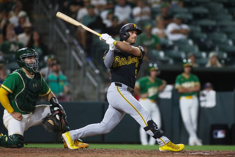 Brandon Lowe, de los Piratas de Pittsburgh, conecta un jonrón solitario durante la novena entrada de un partido de béisbol contra los Atléticos, el martes 16 de junio de 2026, en West Sacramento, California. (Foto AP/Scott Marshall)