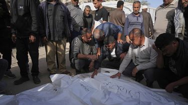 Palestinos lloran a sus parientes muertos en un ataque aéreo israelí durante la noche, en el Hospital Nasser en Jan Yunis, en la Franja de Gaza, el domingo 11 de mayo de 2025. (AP Foto/Abdel Kareem Hana)