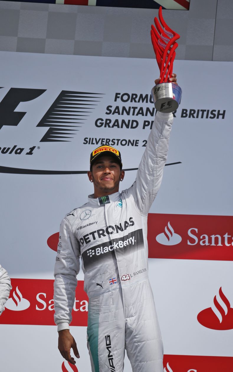 El brit&aacute;nico Lewis Hamilton, de Mercedes, alza su trofeo tras ganar el Gran Premio de Gran Breta&ntilde;a de F&oacute;rmula Uno en Silverstyone, Inglaterra, el domingo, 6 de julio del 2014. (Foto AP/Lefteris Pitarakis)