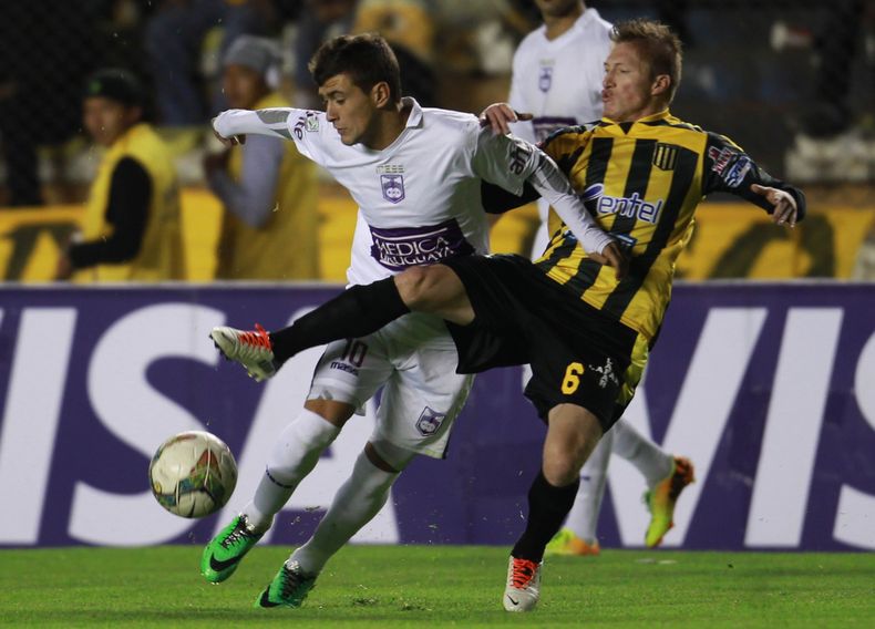 Giorgian De Arrascaeta, izquierda, de Defensor Sporting de Uruguay disputa el bal&oacute;n con Alejandro Chumacero de The Strongest de Bolivia en un partido por la Copa Libertadores en La Paz, Bolivia, el jueves 17 de abril de 2014. (Foto AP/Juan Karita)